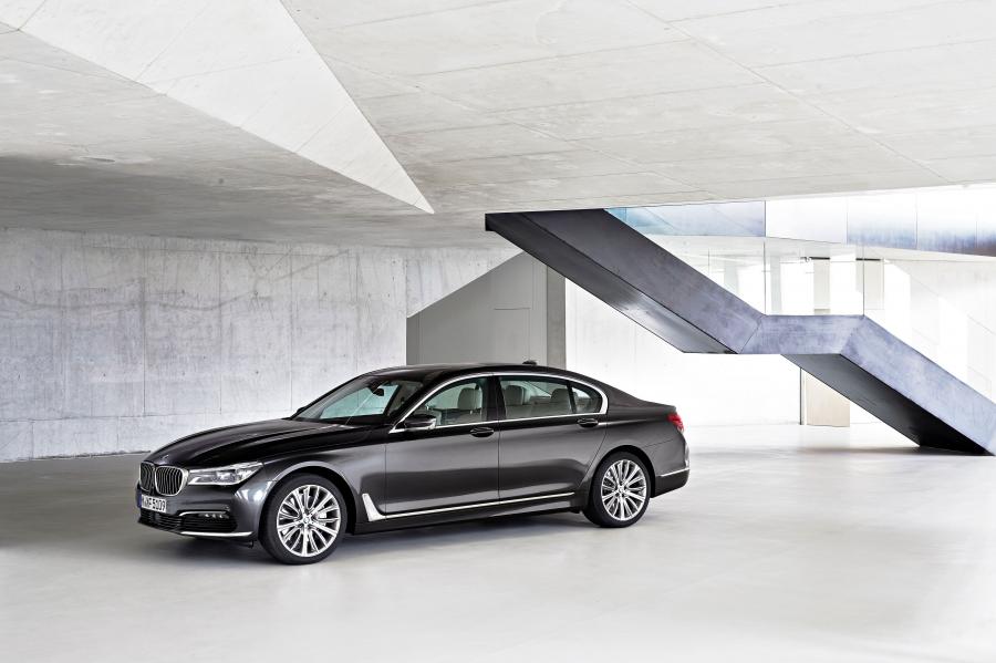  BMW 750Li xDrive 2015 года  (фото 28 из 41)
